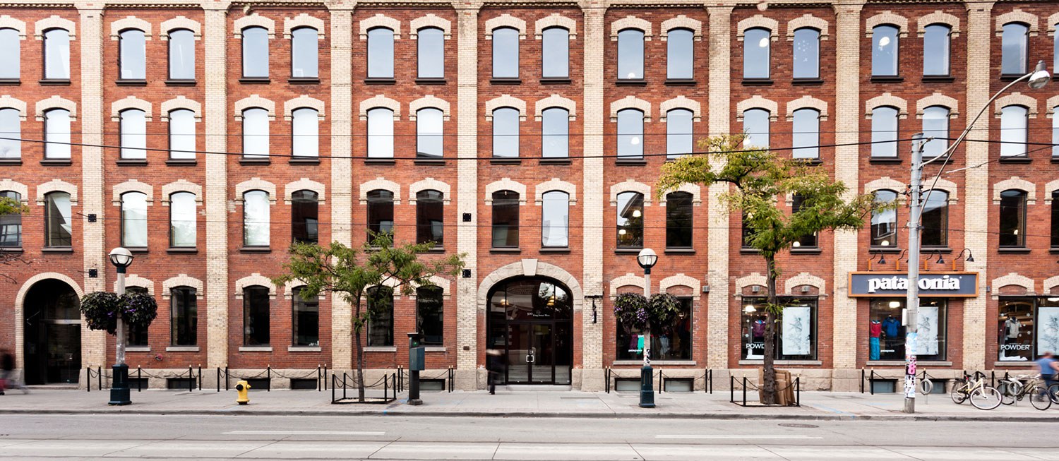 Allied a également mis au jour l’une des plus belles façades en brique bicolore de Toronto, jusque-là dissimulée sous un parement en étain.