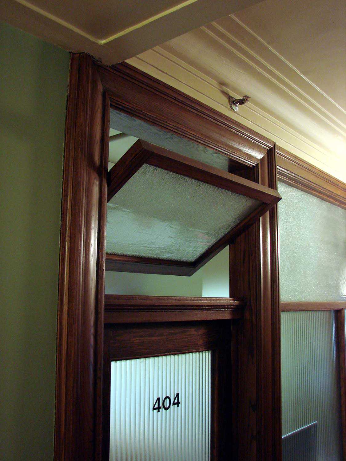 Transom panel that promotes air circulation