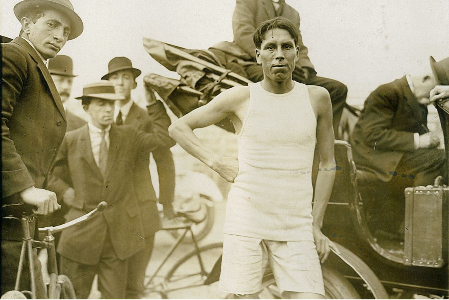 Fred Simpson et son entourage lors d’un entraînement aux États-Unis, v. 1909
