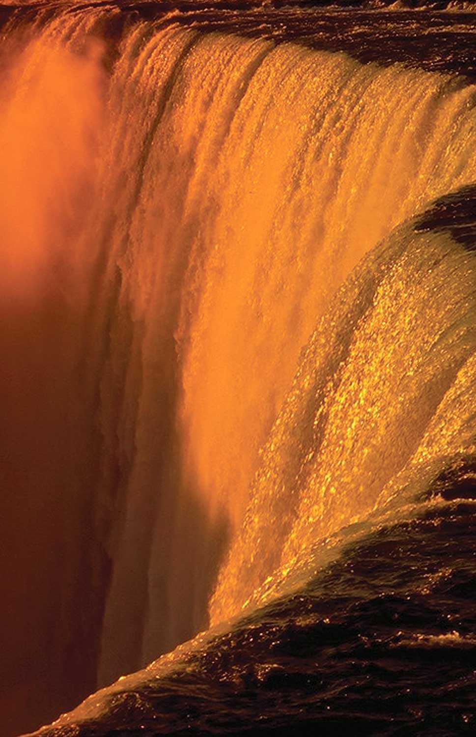 The majestic Niagara Falls – one of Canada’s Seven Wonders. (© Ontario Tourism 2010)