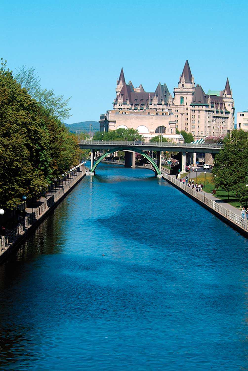 The Rideau Canal UNESCO World Heritage Site, Ottawa (© Ontario Tourism 2010)
