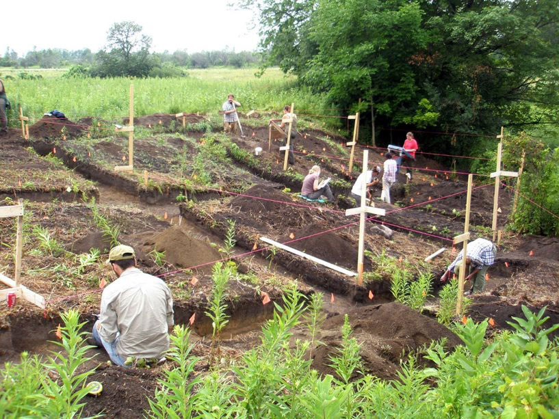 Fouilles d’un tertre (dépotoir) marquant le site d’un village wendat ancestral du milieu du XVe siècle situé près de Brooklin, en Ontario